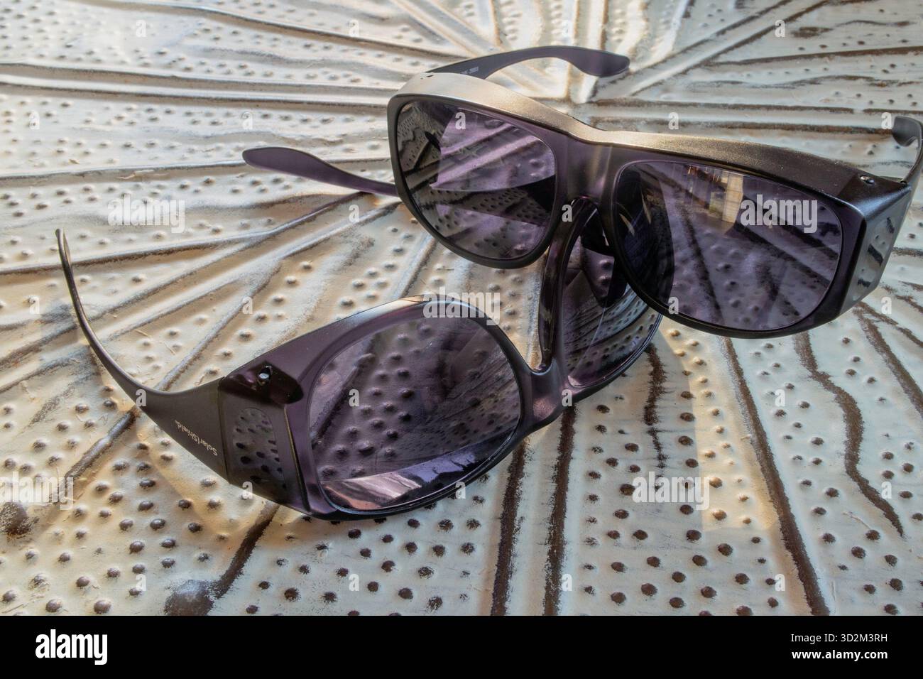 Occhiali da sole protettivi STILL Life of Solar Shield, 2025, New York City, Stati Uniti Foto Stock