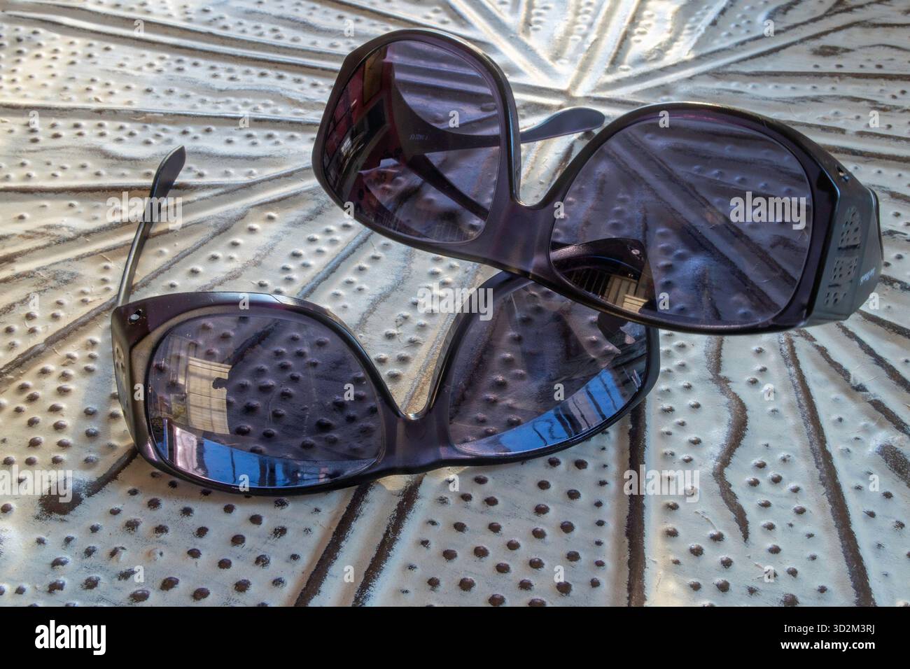 Occhiali da sole protettivi STILL Life of Solar Shield, 2025, New York City, Stati Uniti Foto Stock