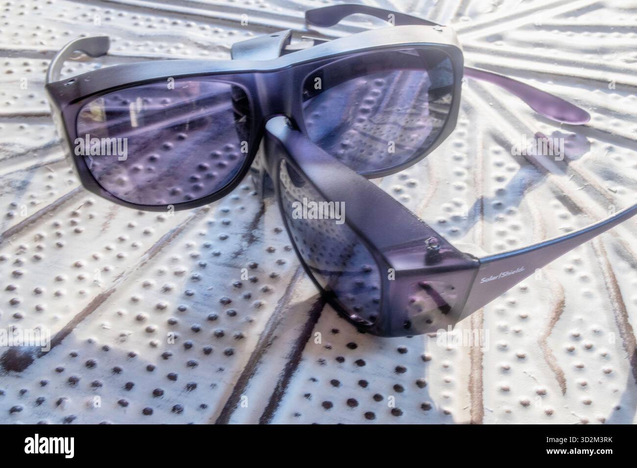 Occhiali da sole protettivi STILL Life of Solar Shield, 2025, New York City, Stati Uniti Foto Stock