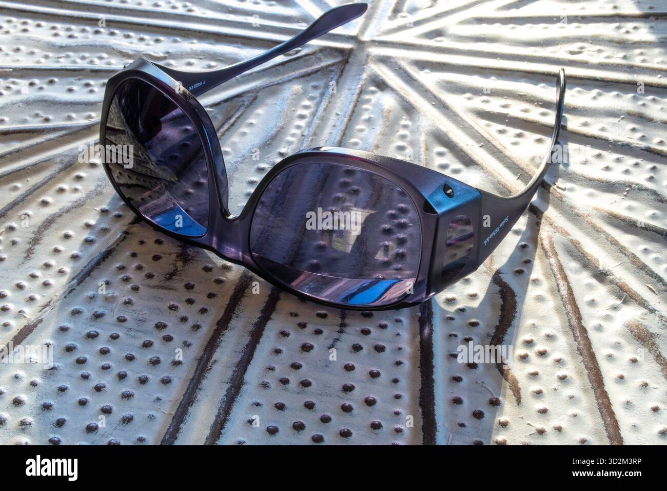 Occhiali da sole protettivi STILL Life of Solar Shield, 2025, New York City, Stati Uniti Foto Stock