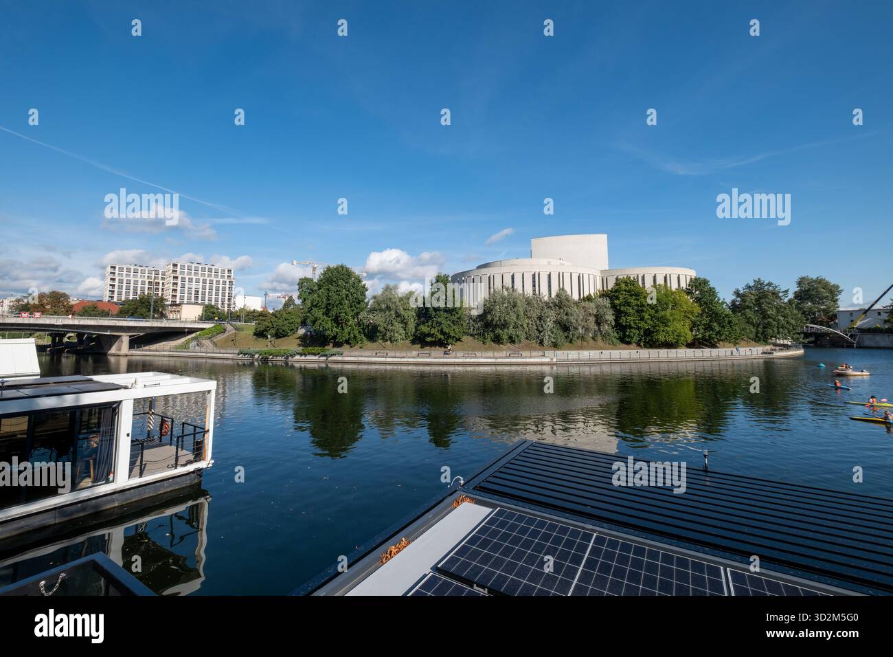 Case galleggianti con pannelli solari sul fiume brda con l'Opera Nova visibile sullo sfondo, Bydgoszcz, Polonia Foto Stock