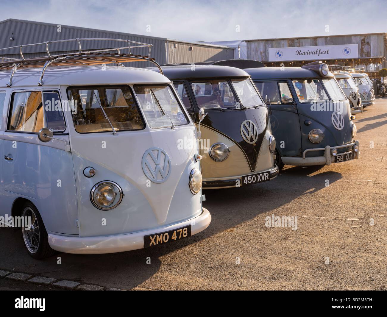Una fila di camper Volkswagen Type 2 a schermo diviso per celebrare il loro 75° anniversario al Goodwood Revival 2025, Sussex, Regno Unito. Foto Stock