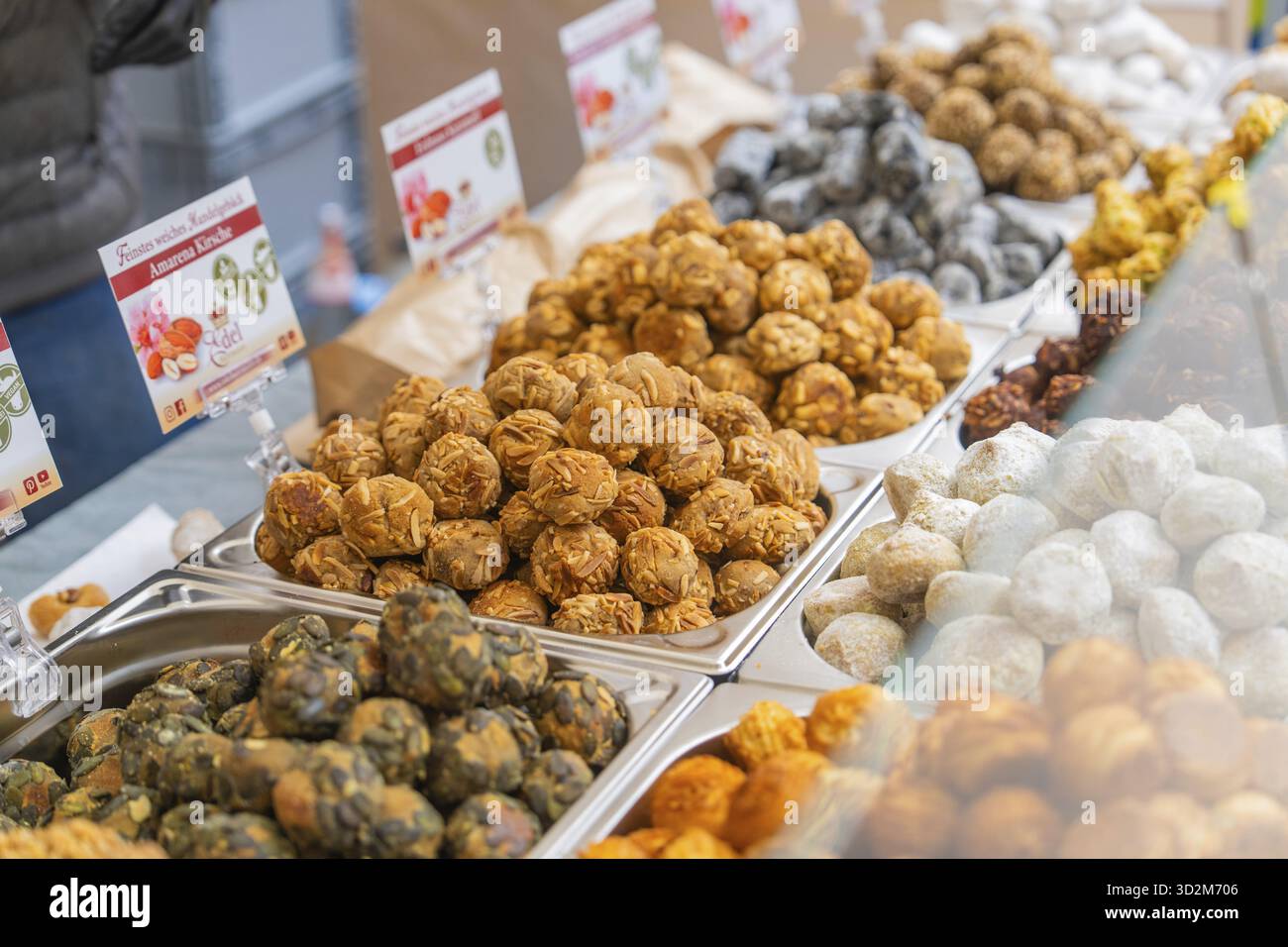 Vari piatti vegetariani presentati in modo splendido presso uno stand del mercato, Streuobstmarkt, Sindelfingen, Boeblingen, Germania Foto Stock