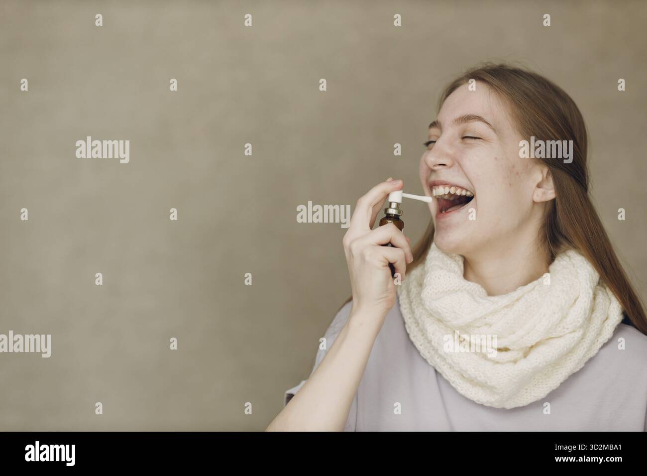 Giovane donna ha influenza catarro malattia malato trattamento freddo tenere medicina spray nasale Foto Stock