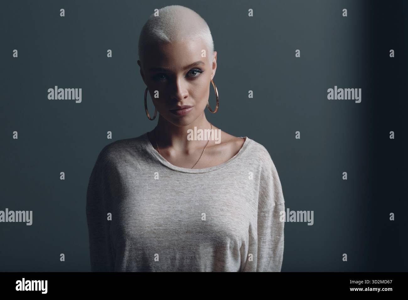 Giovane donna millenaria con ritratto dei capelli biondi corti Foto Stock