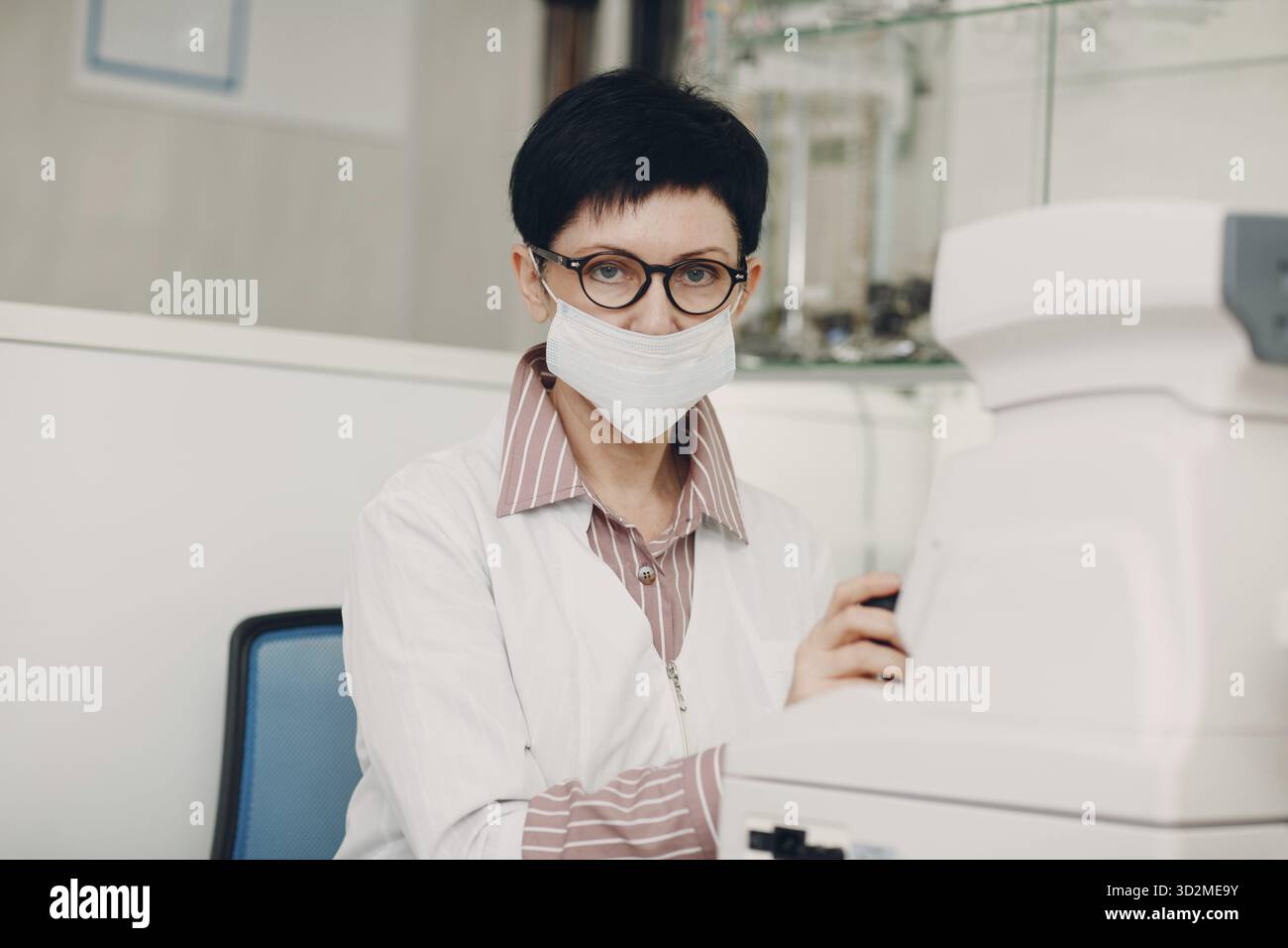 Medico professionista che utilizza test oculistici apparecchiature elettroniche digitali moderne che controllano la visione Foto Stock