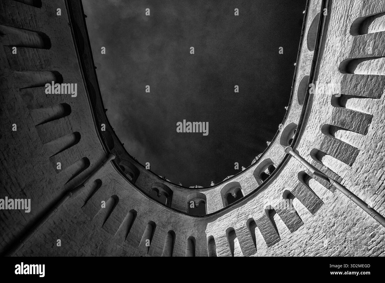 Spettacolare vista dall'angolo basso dell'interno della Torre del Castello Foto Stock