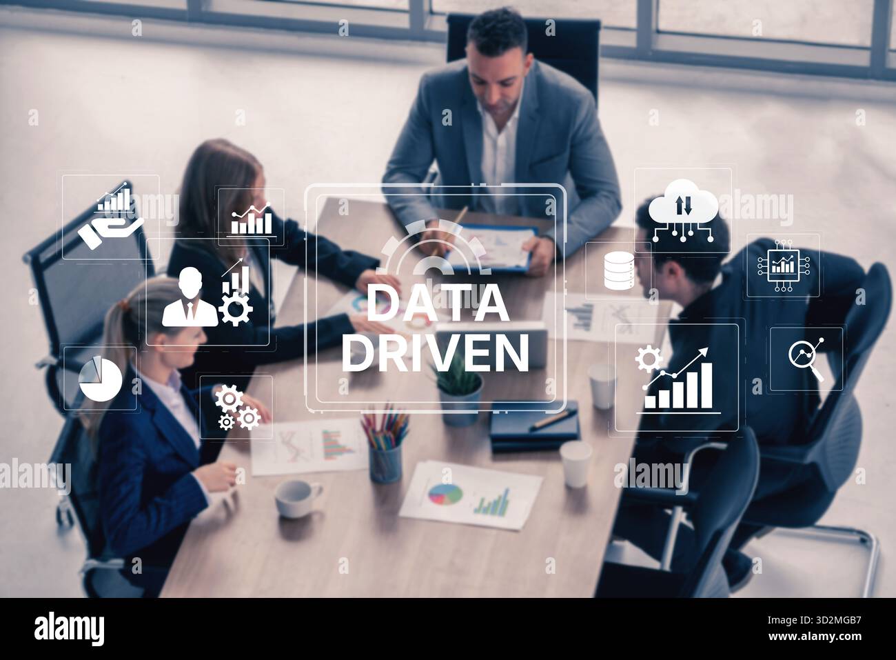 I processi decisionali basati sui dati potenziano il business attraverso l'analisi, la raccolta di dati e i sistemi di intelligenza artificiale. Gli strumenti basati sui dati supportano l'elaborazione dei dati cloud e. Foto Stock