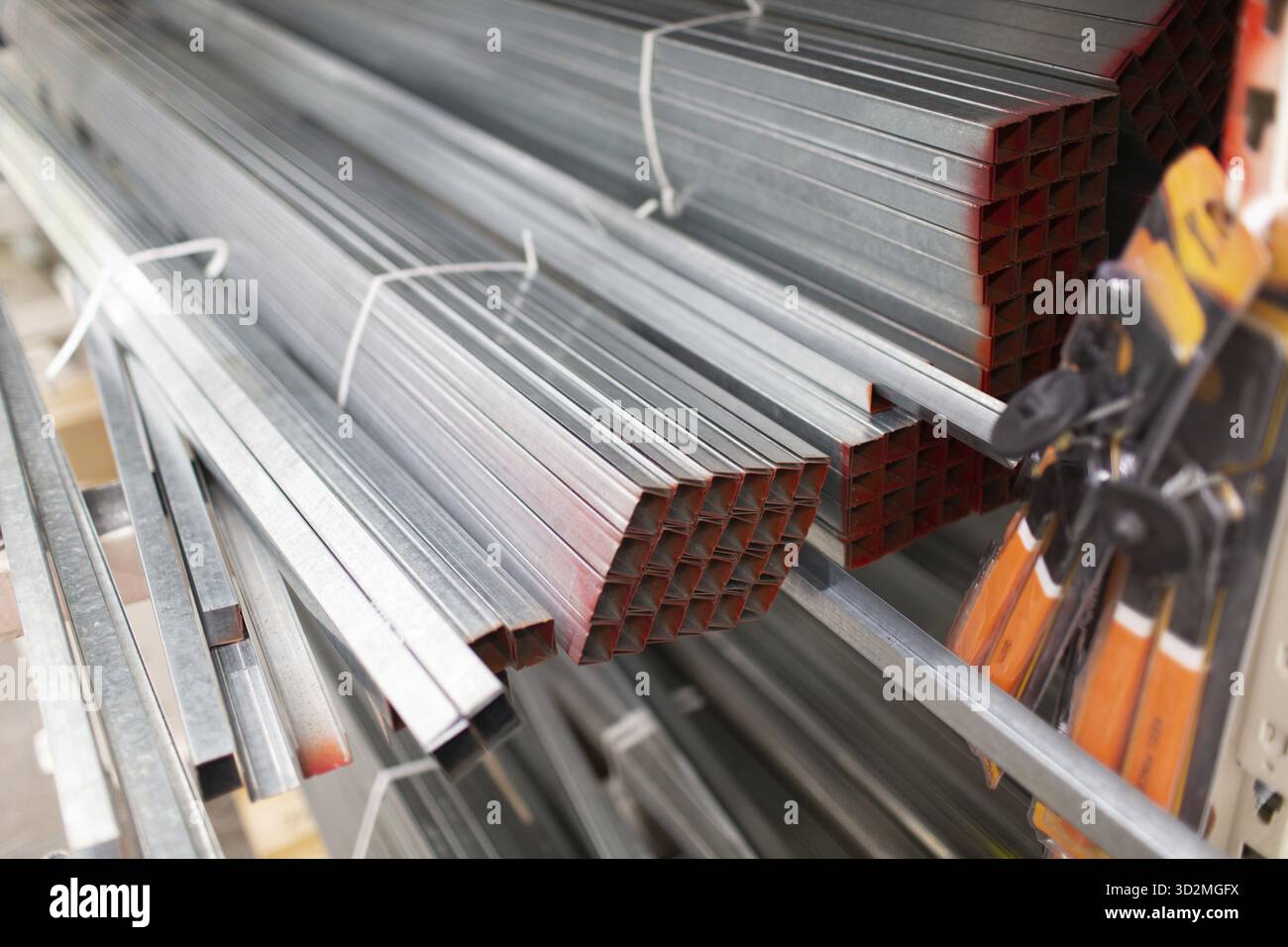 Guide di costruzione in metallo per pareti a secco in magazzino Foto Stock