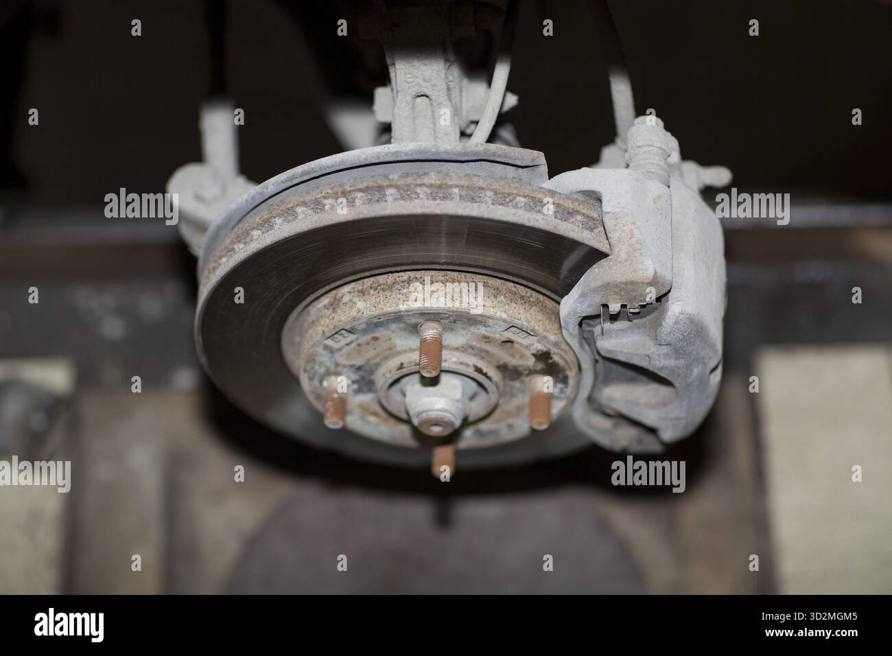 Primo piano della ruota del freno della vettura con ruggine Foto Stock