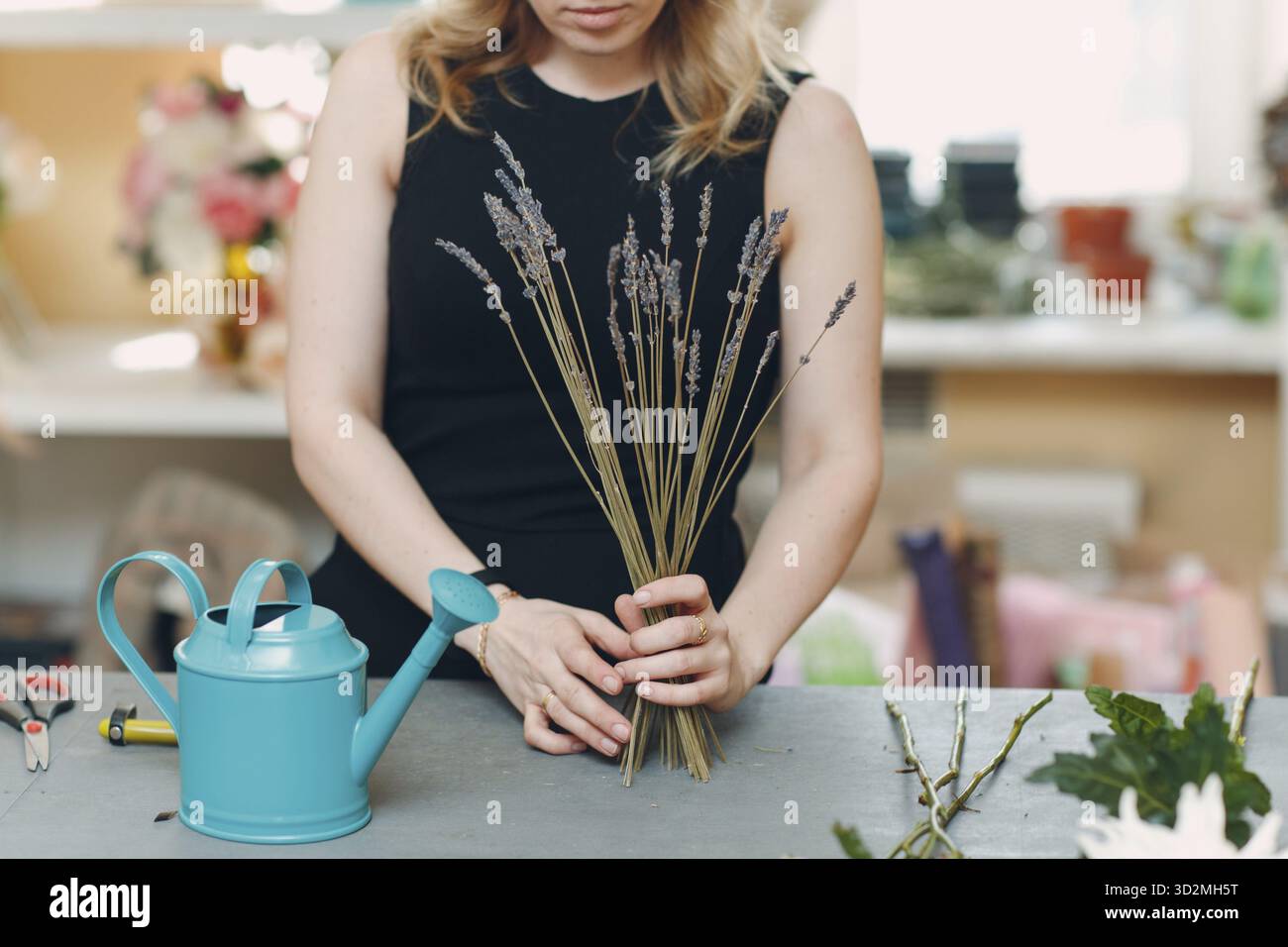 Fiorista donna fare bouquet in fiore boutique Foto Stock
