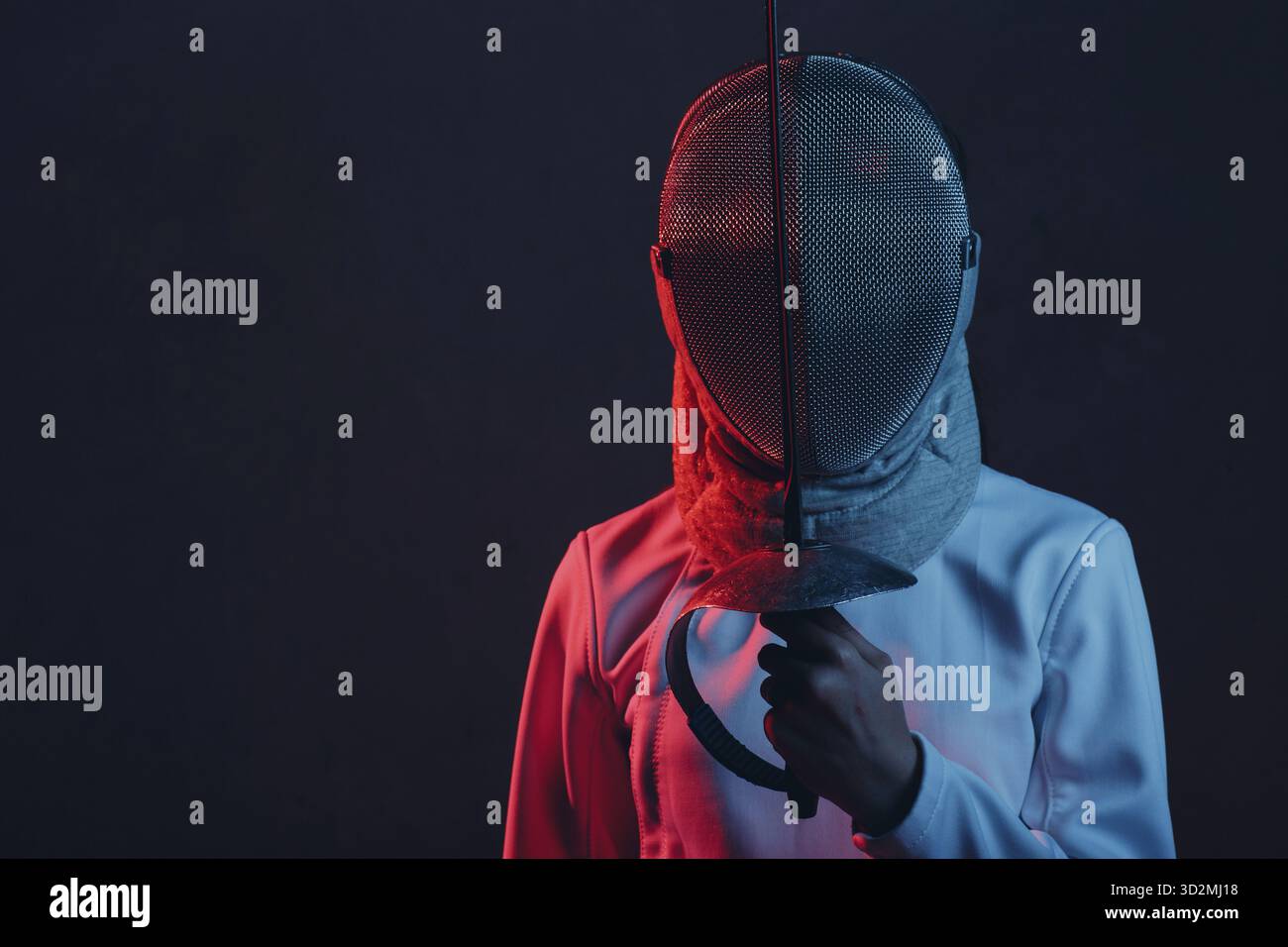Schermitrice in ritratto con profilo maschera con spada da scherma, stupratore, epee Foto Stock