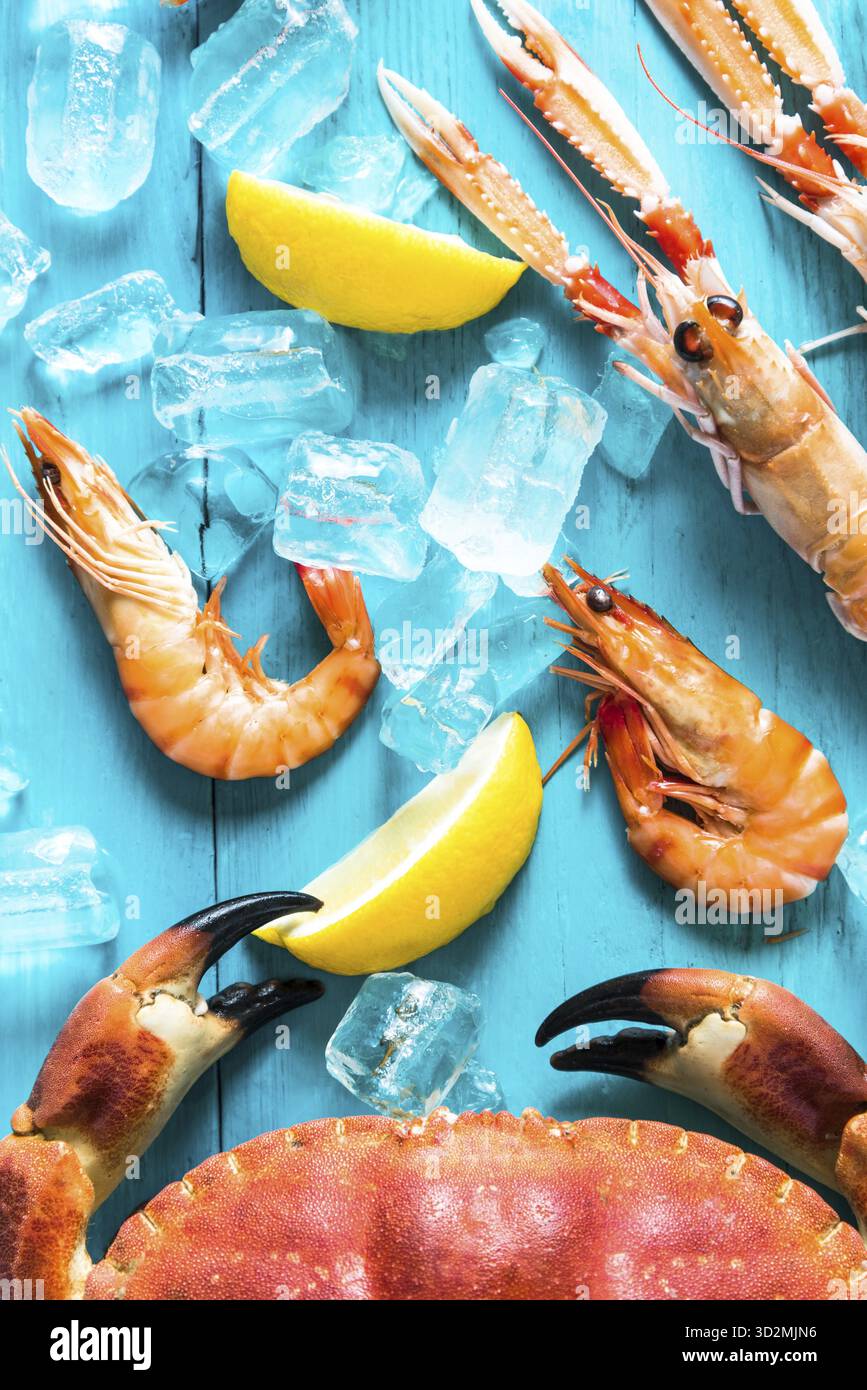 Cibo fresco di mare intero dall'alto con ghiaccio e limone Foto Stock
