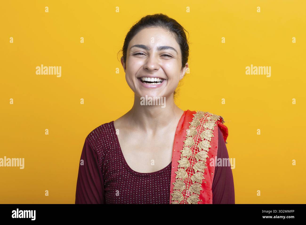 Ritratto di donna ridente indiana in sari Foto Stock