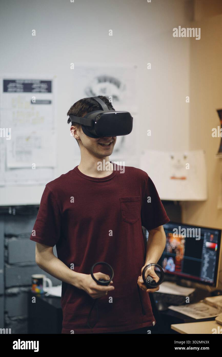 Giovane uomo in occhiali per realtà virtuale, visore per occhiali vr Foto Stock