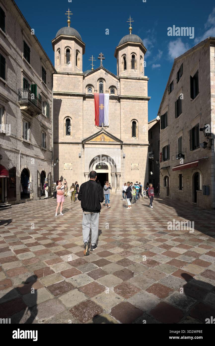 Popolo e chiesa di San Nicola, Cattaro, Montenegro Foto Stock