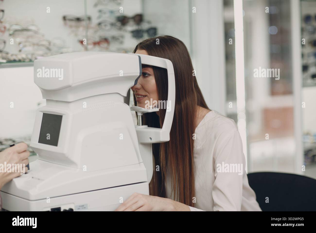 Una donna medico e paziente che esegue il controllo oftalmologico del rifrattometro per test di visione Foto Stock