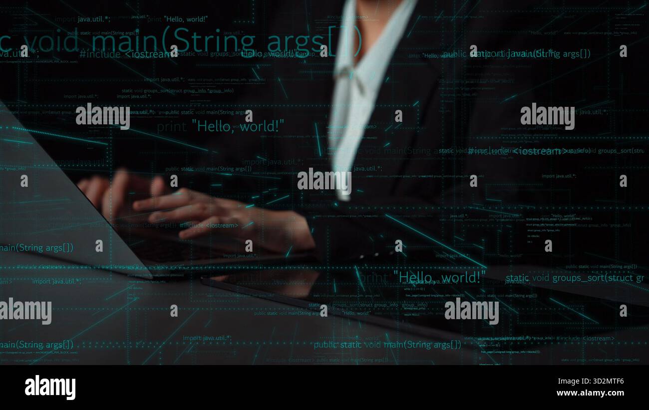 Un professionista attento si impegna con un notebook, circondato da un codice di programmazione dinamico. L'immagine cattura l'essenza della tecnologia moderna e dell'innovazione Foto Stock