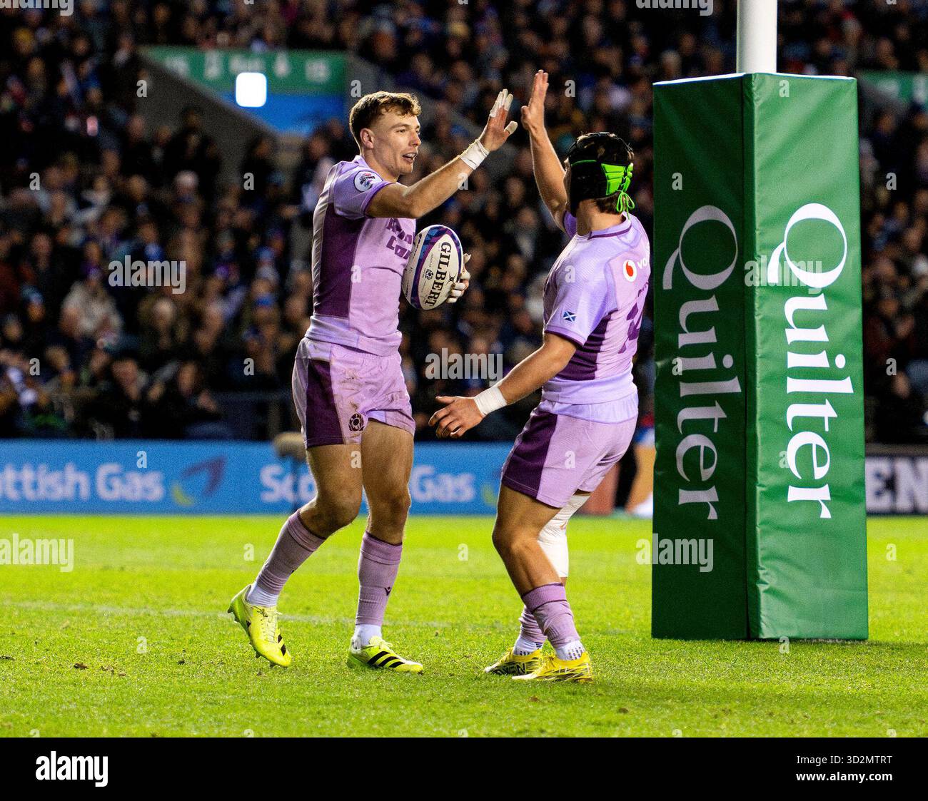 Edimburgo, Regno Unito. 1 novembre 2025. Test autunnale - Scozia contro Stati Uniti. Scotland Scrum-Half, Jamie Dobie, si congratula con Wing, Darcy Graham, mentre la Scozia affronta gli Stati Uniti nella loro prima partita dei test autunnali del 2025 al Murrayfield Stadium di Edimburgo, Scozia. Credito britannico: Ian Jacobs/Alamy Live News Foto Stock