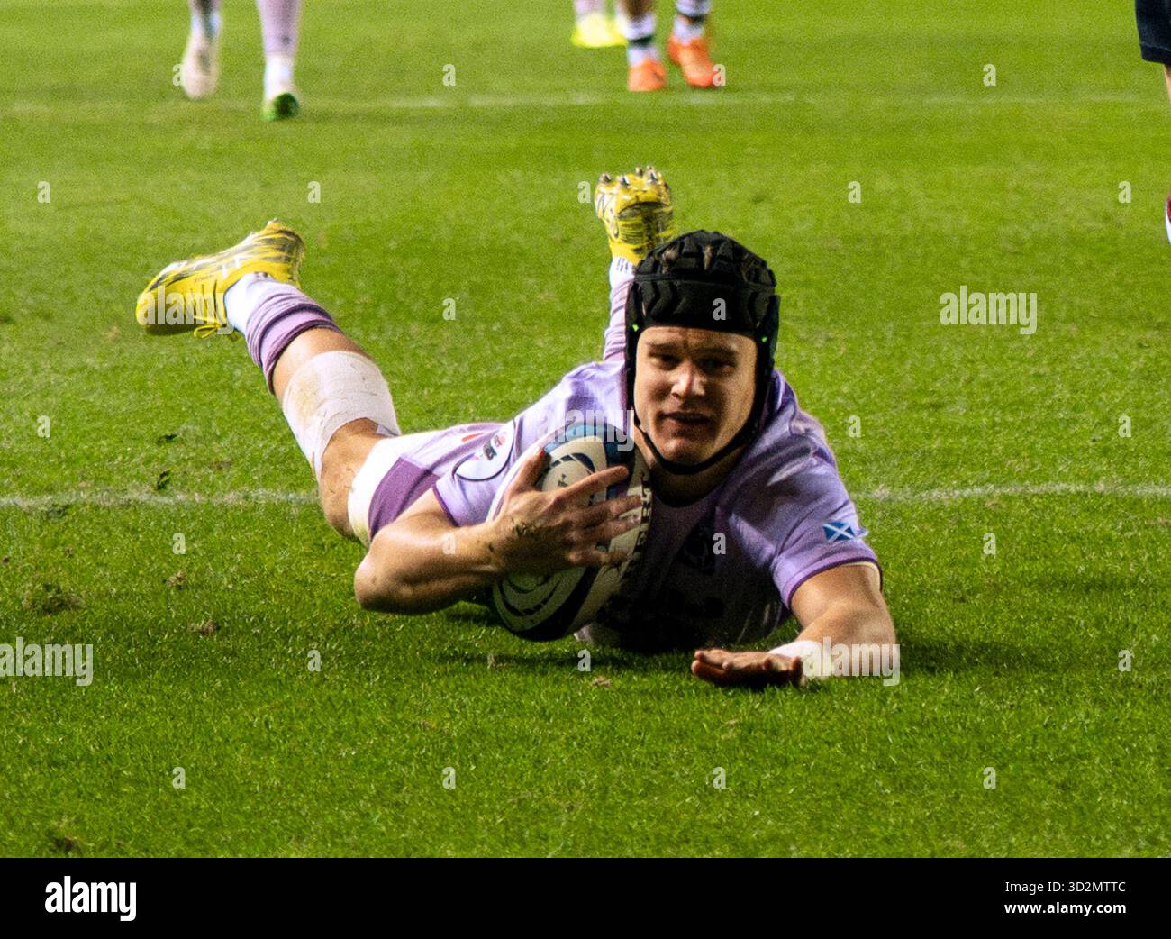 Edimburgo, Regno Unito. 1 novembre 2025. Test autunnale - Scozia contro Stati Uniti. Darcy Graham, l'ala scozzese, si tuffa oltre la linea per segnare mentre la Scozia affronta gli Stati Uniti nella loro prima partita dei test autunnali del 2025 al Murrayfield Stadium di Edimburgo, Scozia. Credito britannico: Ian Jacobs/Alamy Live News Foto Stock