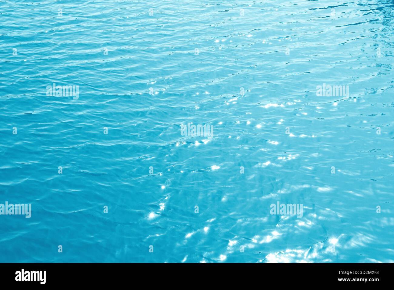 Sfondo turchese con consistenza dell'acqua increspata. Piscina a ondulazione di acqua blu brillante astratta Foto Stock