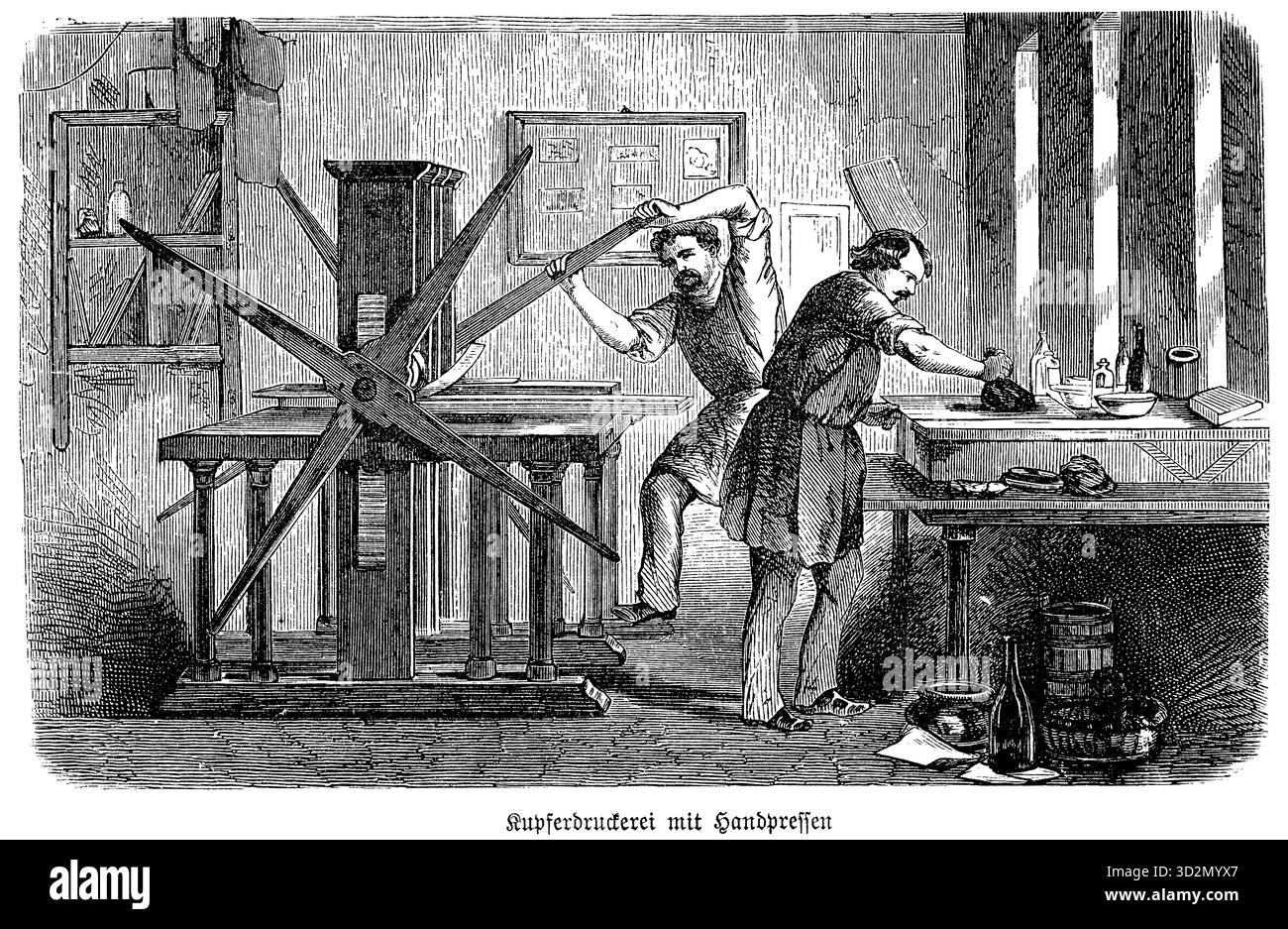 Una stampante si affretta a una leva a stella per azionare una pressa a mano: La massima precisione si unisce ai muscoli. La scena cattura l'energia umana dietro le raffinate stampe in rame. Foto Stock