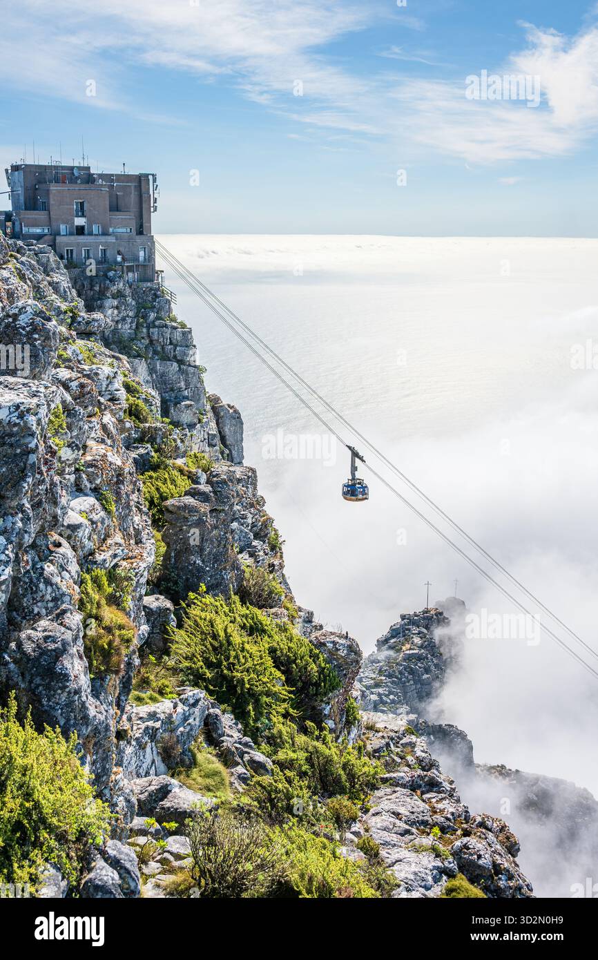 Vista della funivia che porta alla cima della Table Mountain, città del Capo, Sud Africa, circondata da nuvole, verticale Foto Stock