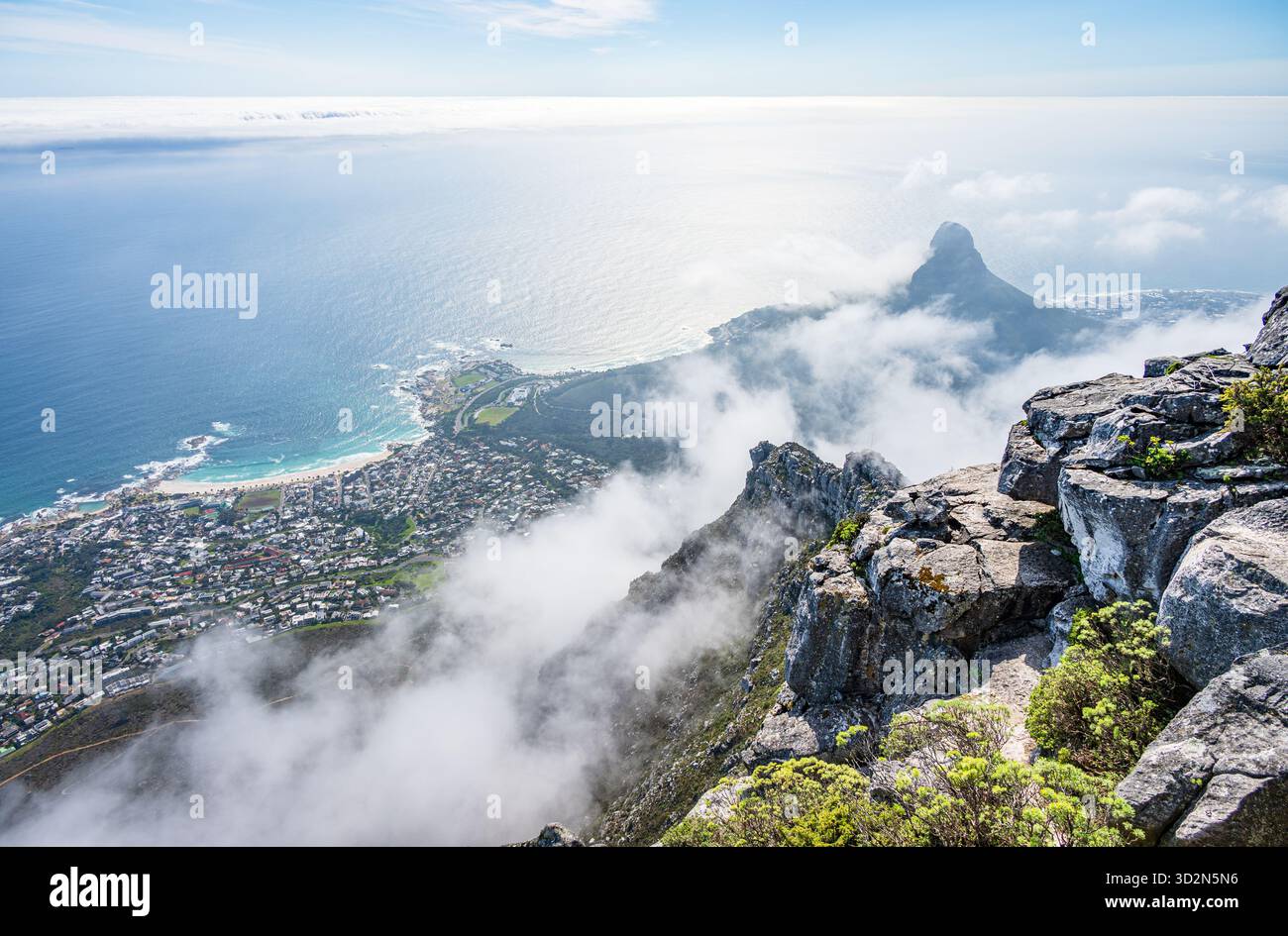 Vista del monte Lions Head e della città di città del Capo, in Sudafrica, dalla cima della Table Mountain. Foto Stock