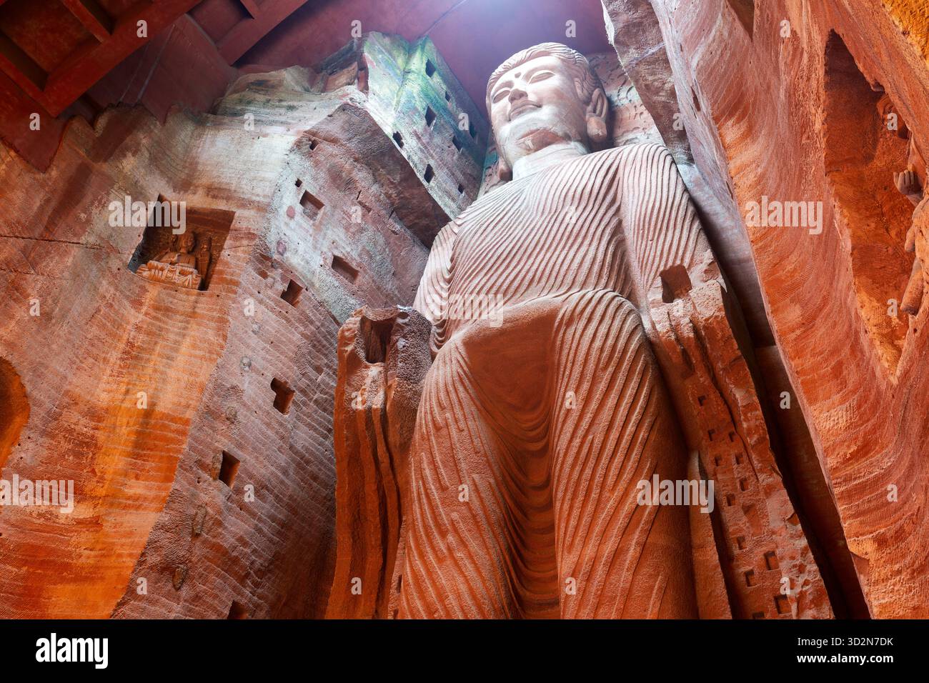 Primo piano sulla faccia della grande statua di Buddha seduto al coperto nella capitale orientale del Buddha a Leshan, Sichuan, Cina Foto Stock