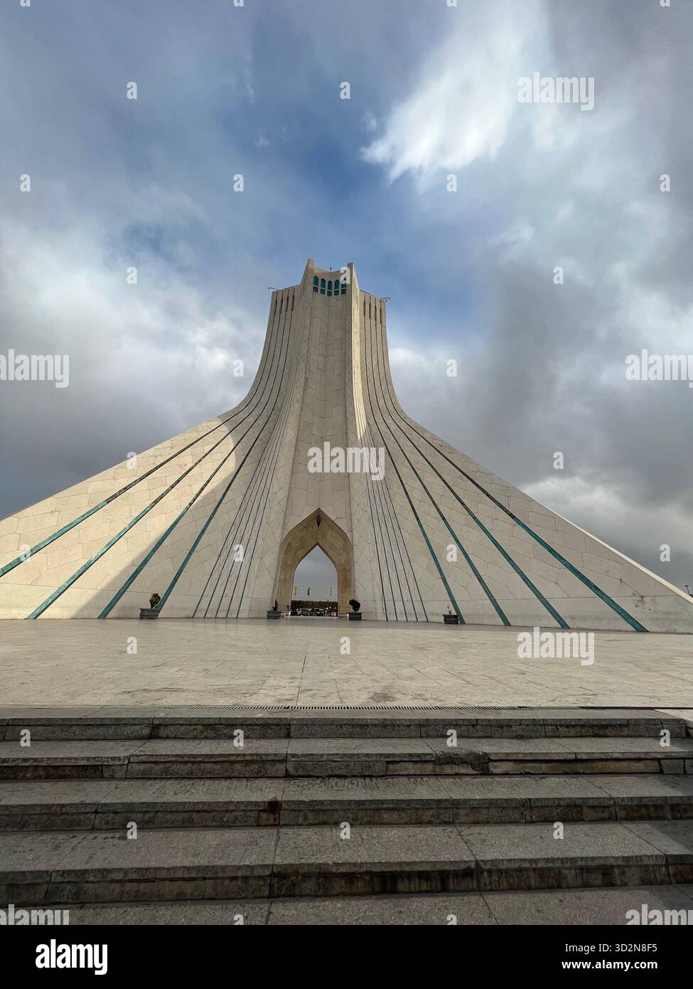Torre Azadi che si innalza su Piazza Azadi, Teheran: Simmetria, intarsi turchesi e cielo limpido. Foto Stock