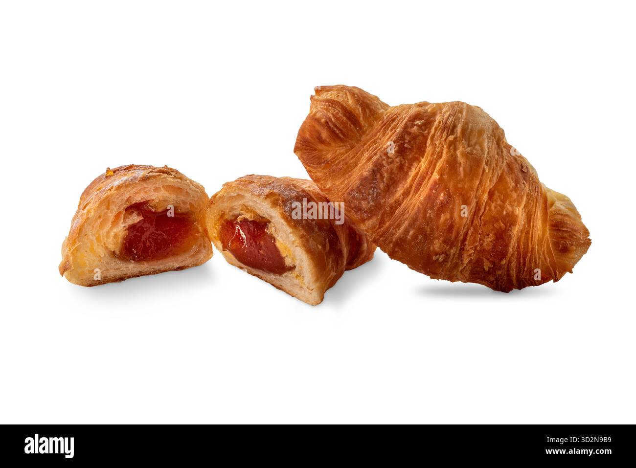 Croissant ripieno di marmellata di albicocche vicino a un croissant tagliato a metà con vista del ripieno, isolato sul bianco con percorso di ritaglio incluso. Foto Stock