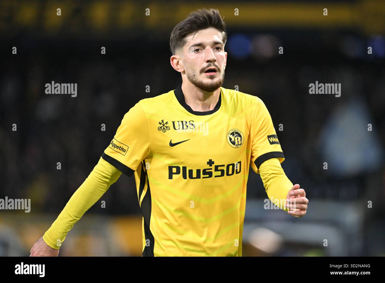 BERNA, SVIZZERA - 2 NOVEMBRE: Armin Gigovic di Young Boys in azione durante la partita di Swiss Super League tra BSC Young Boys e FC Basel allo Stadion Wankdorf il 2 novembre 2025 a Berna, Svizzera. Crediti: Just Pictures GmbH/Alamy Live News Foto Stock