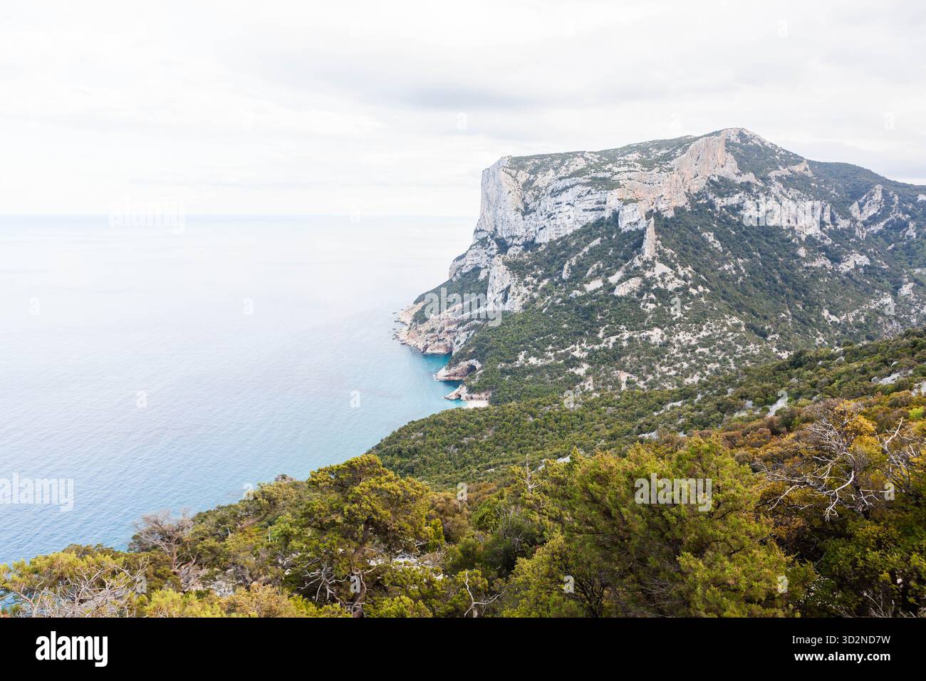 Vista della costa sarda nella regione del Golfo di Orosei. Vista mare Mediterraneo blu vicino alla spiaggia Cala Sisine. Splendido paesaggio sardo. Foto Stock