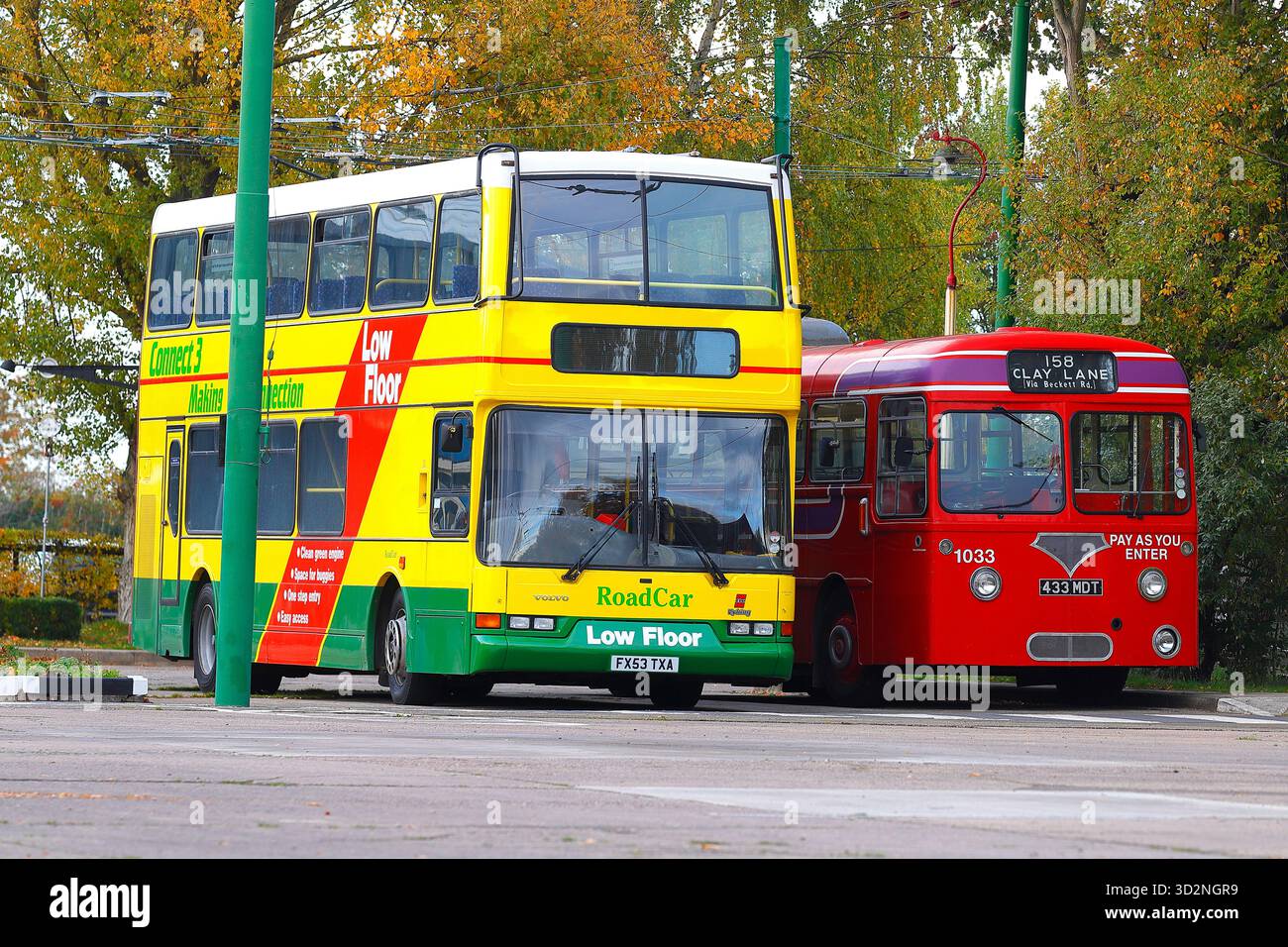 Una livrea Volvo B7TLin Road Car e un Red Leyland Tiger Cub in mostra e in uso presso il Sandtoft Trolleybus Museum nel North Lincolnshire, Regno Unito Foto Stock