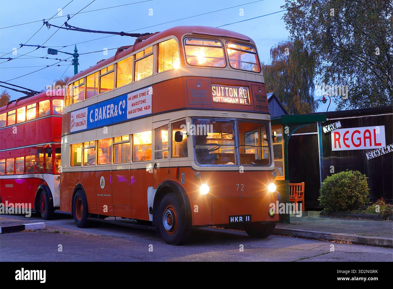 I filobus fanno la fila per prelevare i passeggeri al Sandtoft Trolleybus Museum nel North Lincolnshire, Regno Unito Foto Stock