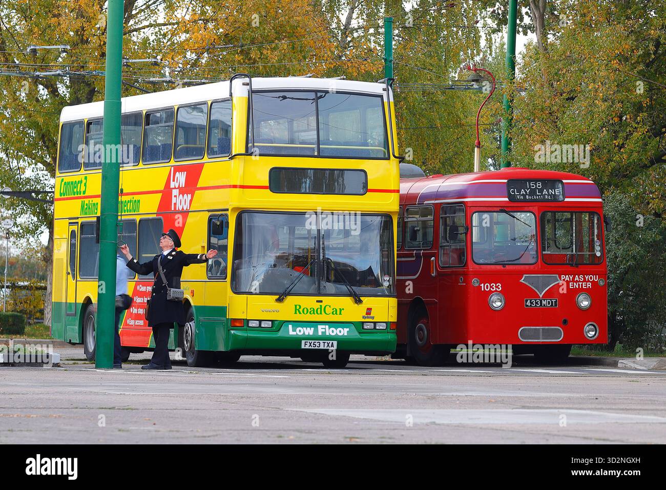 Una livrea Volvo B7TLin Road Car e un Red Leyland Tiger Cub in mostra e in uso presso il Sandtoft Trolleybus Museum nel North Lincolnshire, Regno Unito Foto Stock