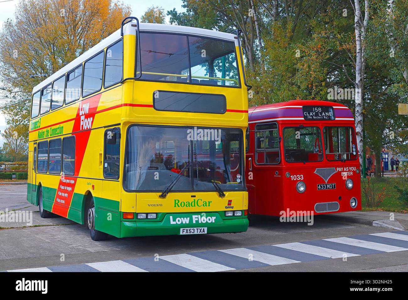Una livrea Volvo B7TLin Road Car e un Red Leyland Tiger Cub in mostra e in uso presso il Sandtoft Trolleybus Museum nel North Lincolnshire, Regno Unito Foto Stock