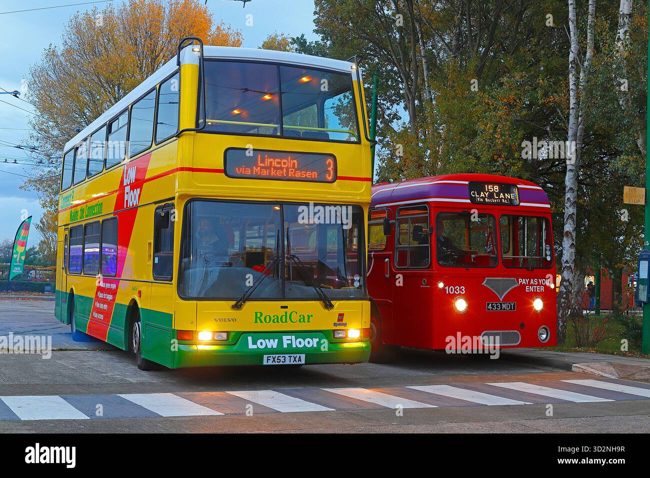 Una livrea Volvo B7TLin Road Car e un Red Leyland Tiger Cub in mostra e in uso presso il Sandtoft Trolleybus Museum nel North Lincolnshire, Regno Unito Foto Stock