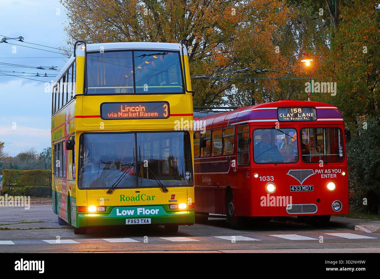Una livrea Volvo B7TLin Road Car e un Red Leyland Tiger Cub in mostra e in uso presso il Sandtoft Trolleybus Museum nel North Lincolnshire, Regno Unito Foto Stock