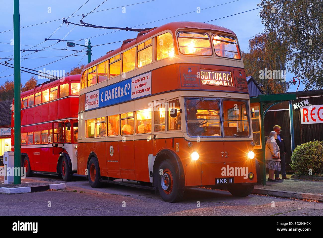 I filobus fanno la fila per prelevare i passeggeri al Sandtoft Trolleybus Museum nel North Lincolnshire, Regno Unito Foto Stock