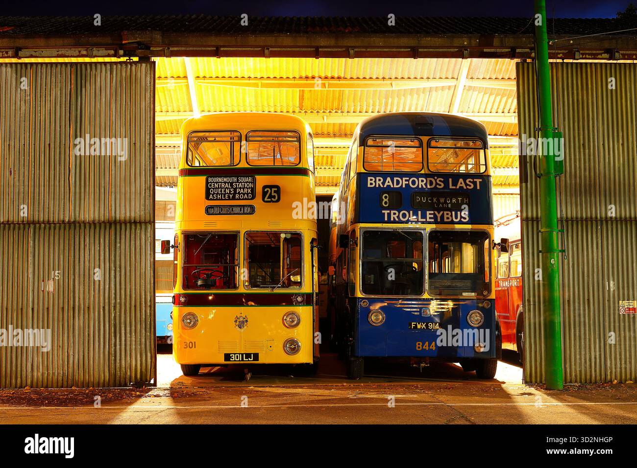 Sandtoft Trolleybus Museum di notte Foto Stock