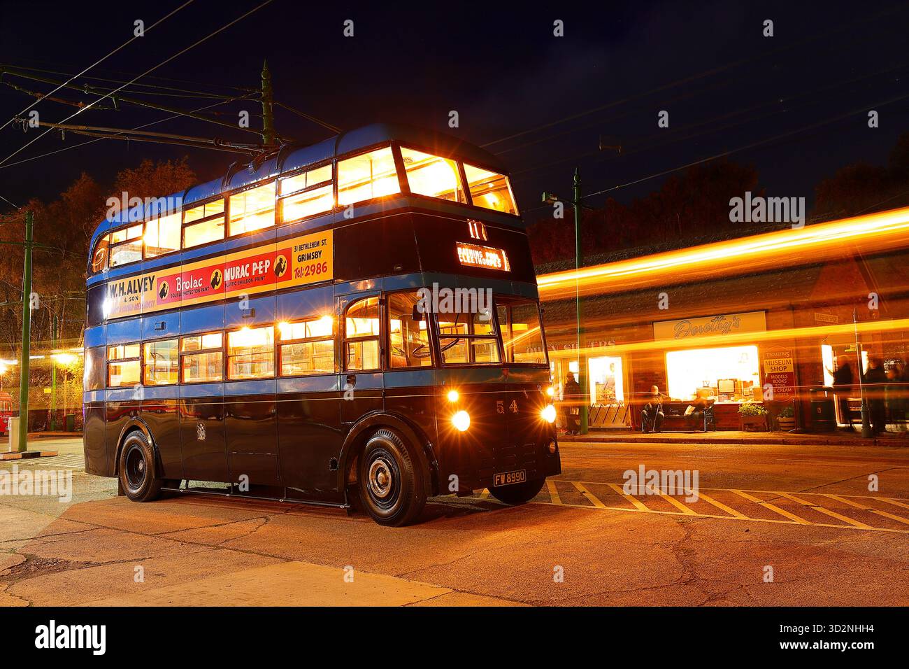 Sandtoft Trolleybus Museum di notte Foto Stock