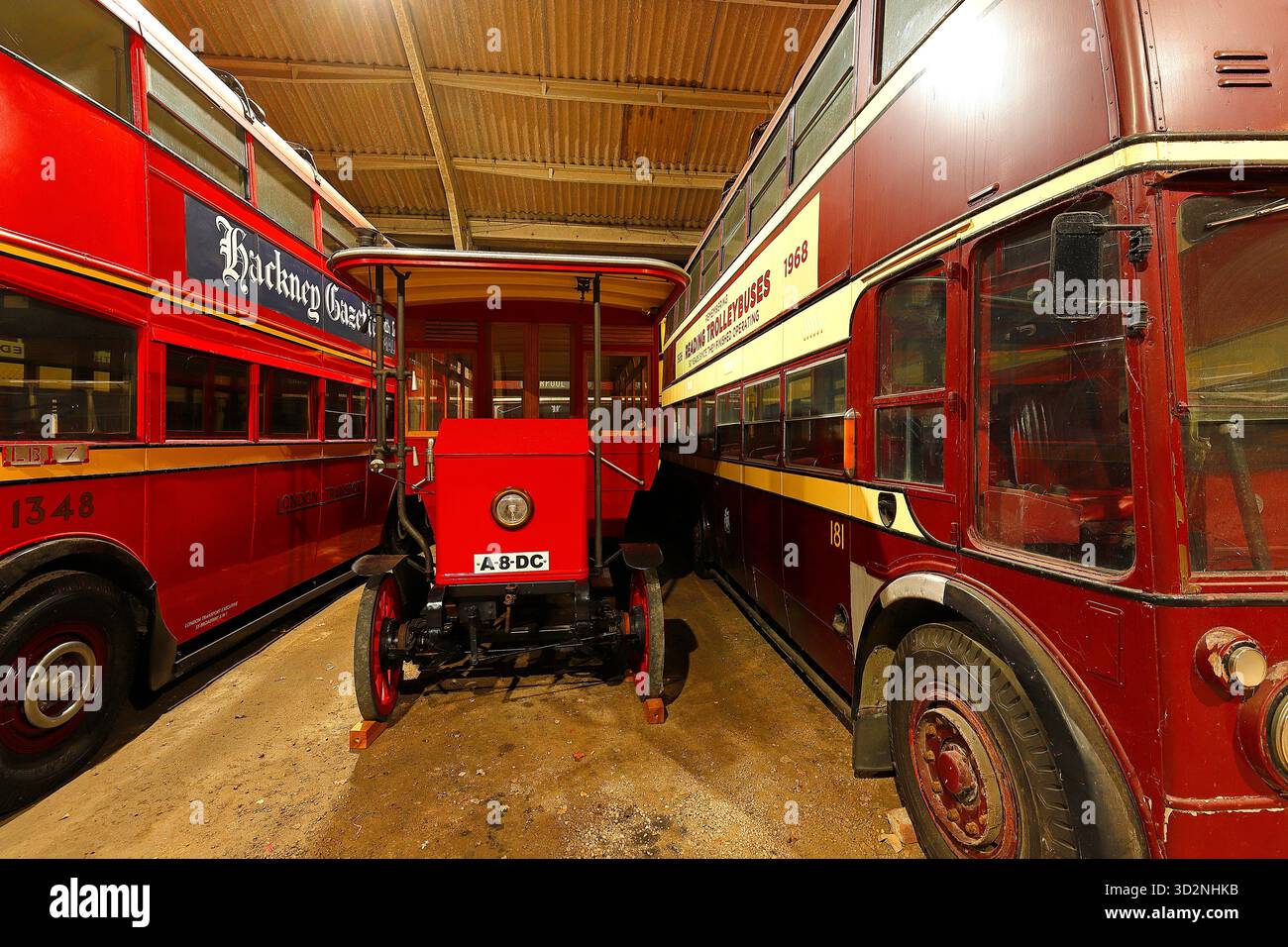 Sandtoft Trolleybus Museum di notte Foto Stock