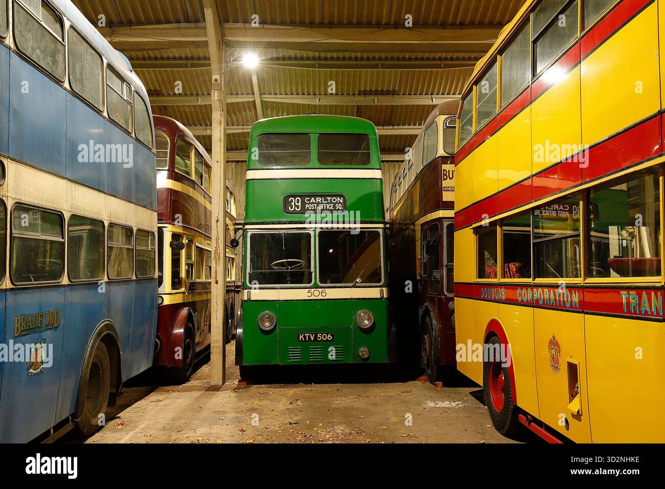 Sandtoft Trolleybus Museum di notte Foto Stock