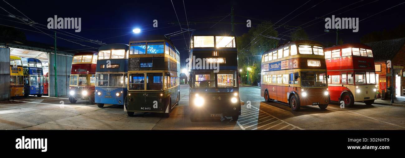 Un panorama di una fila di filobus di notte durante un evento al crepuscolo al Sandtoft Trolleybus Muesum nel North Lincolnshire, Regno Unito Foto Stock