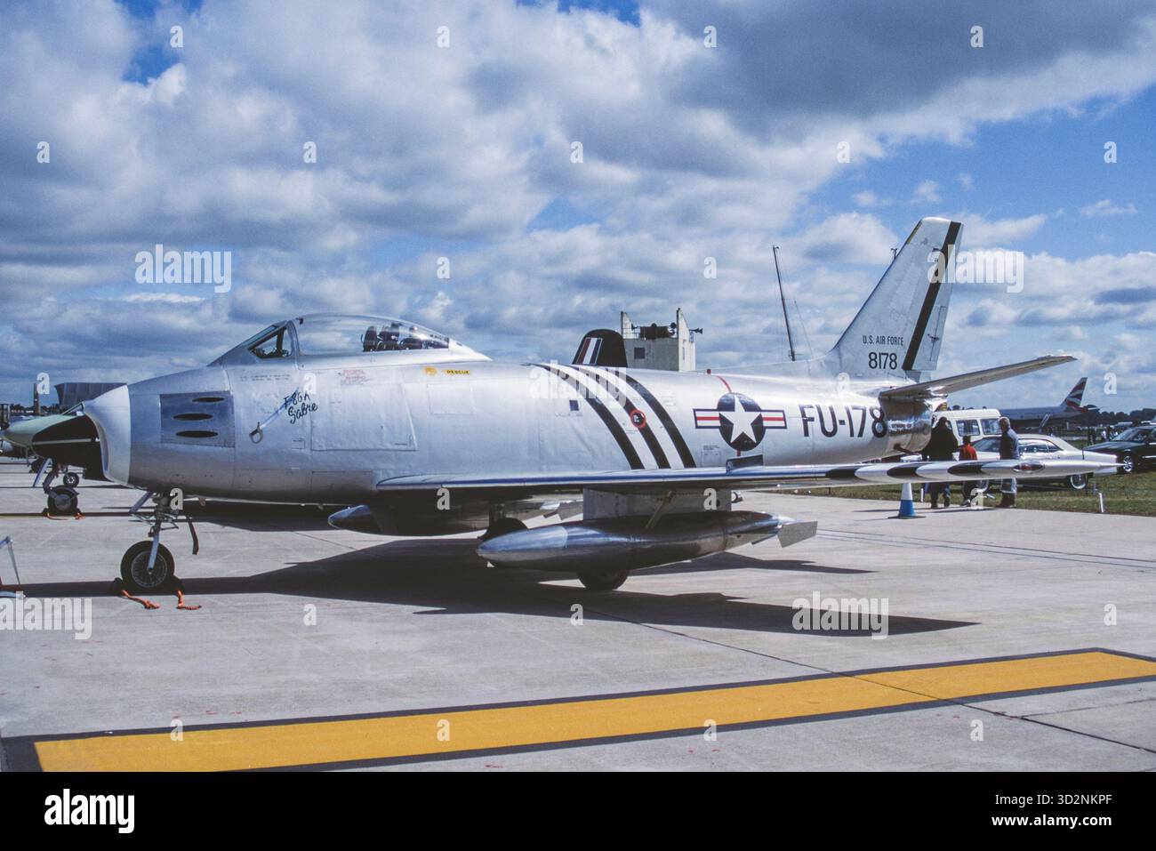 Velivolo da caccia transonico d'epoca North American Aviation F-86 Sabre al RIAT Royal International Air Tattoo alla RAF Fairford nel Gloucestershire, 2002 Foto Stock