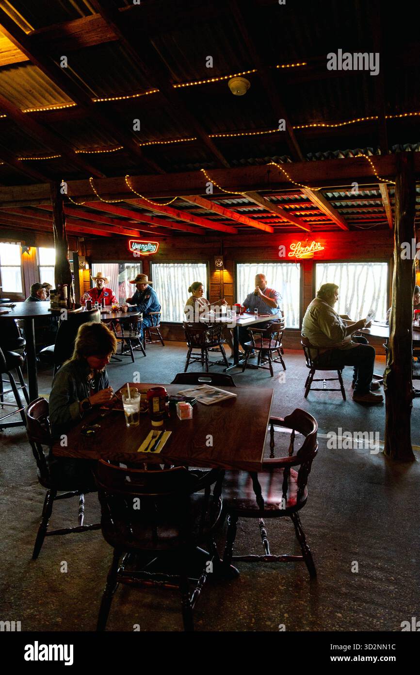 Interno del salone e ristorante Hitchin Post Steak House, Ozona, Texas, Stati Uniti Foto Stock