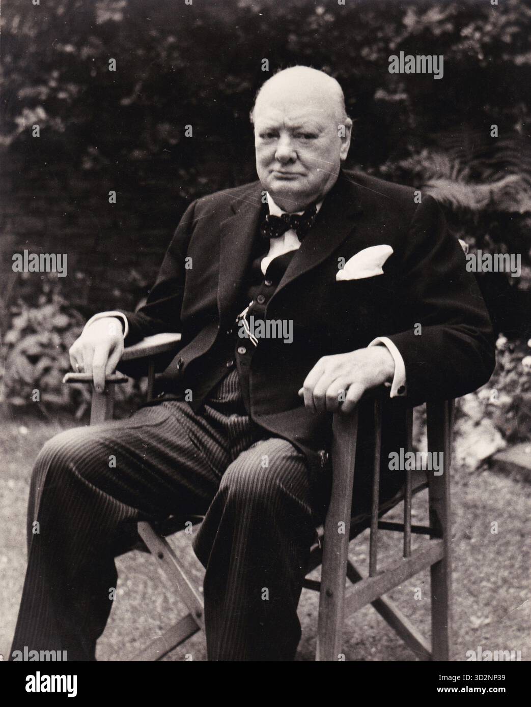 Il primo ministro Winston Churchill nel giardino di 10 Downing Street, 1941 Foto Stock