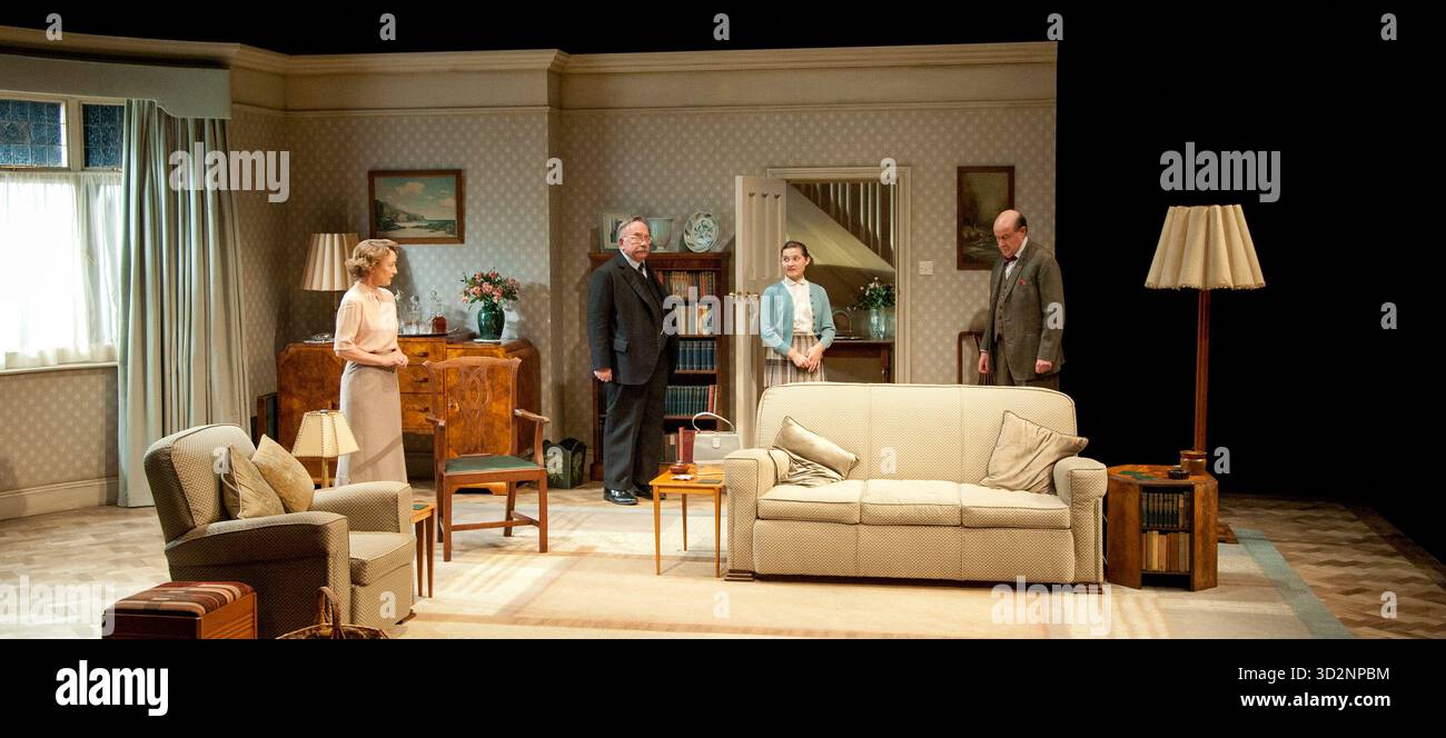 l-r: Lesley Manville (Dorothy), Sam Kelly (Edwin), Ruby Bentall (Victoria), David Horovitch (Hugh) in LUTTO di Mike Leigh al Cottesloe Theatre, National Theatre (NT), Londra SE1 21/09/2011 design: Alison Chitty lighting: Paul Pyant regista: Mike Leigh Foto Stock