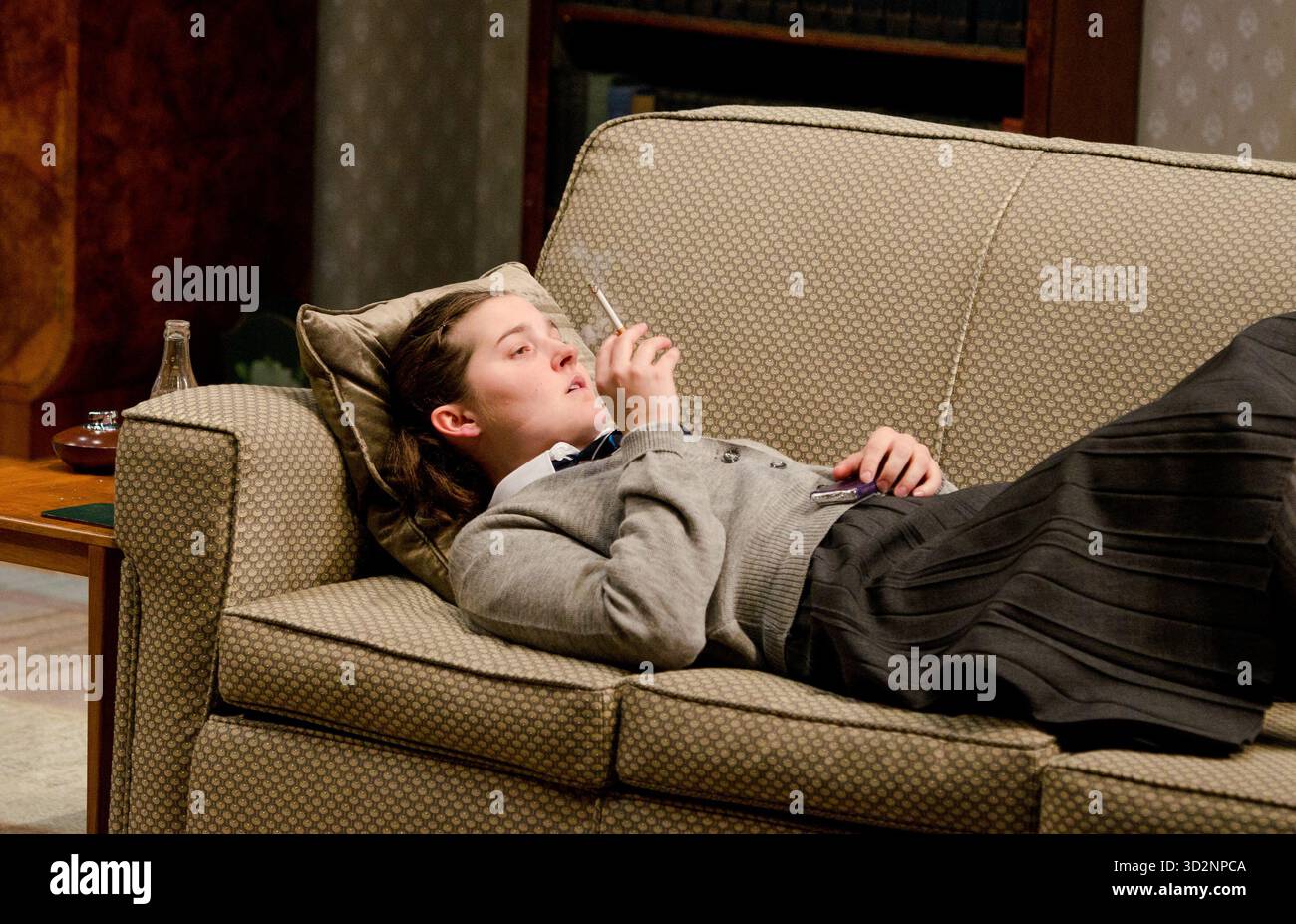 Ruby Bentall (Victoria) in GRIEF di Mike Leigh al Cottesloe Theatre, National Theatre (NT), Londra SE1 21/09/2011 design: Alison Chitty lighting: Paul Pyant regista: Mike Leigh Foto Stock